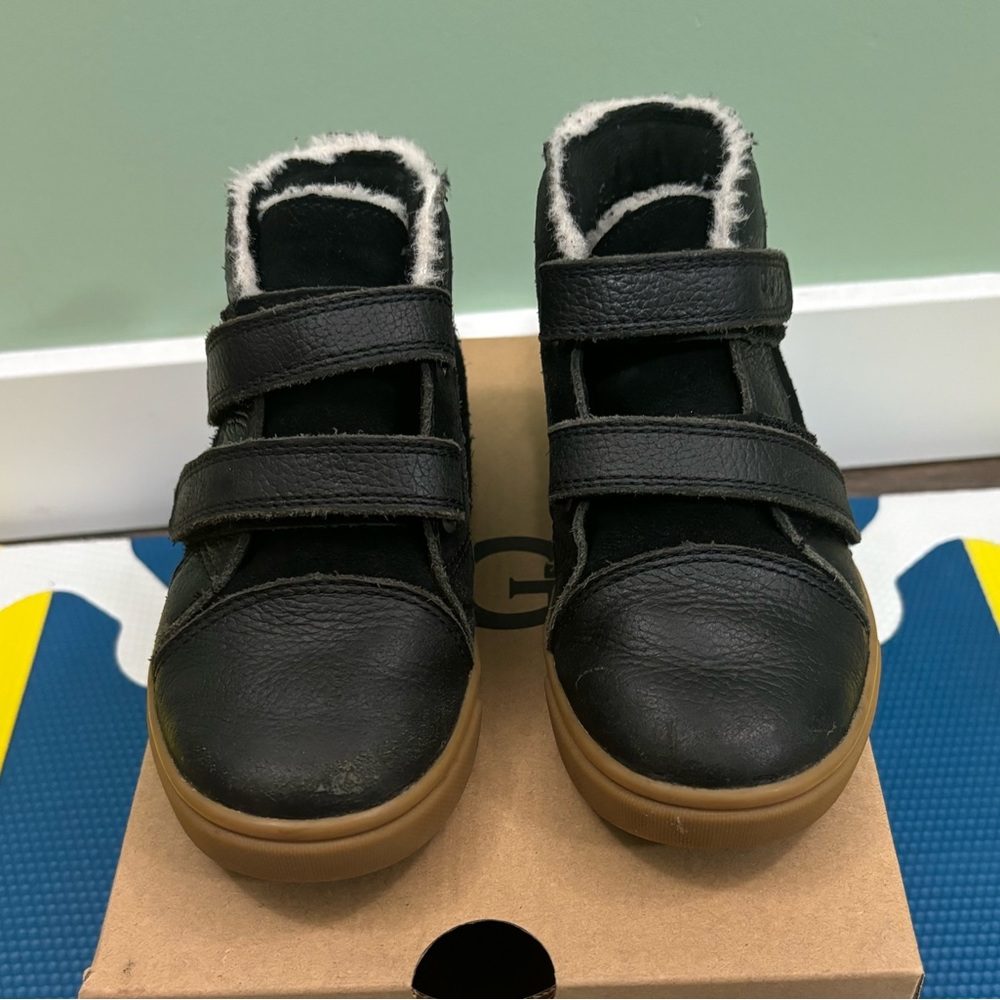 Boys shoes: UGG (T Rennon II), Size: 10, Colour: Black/Tan
